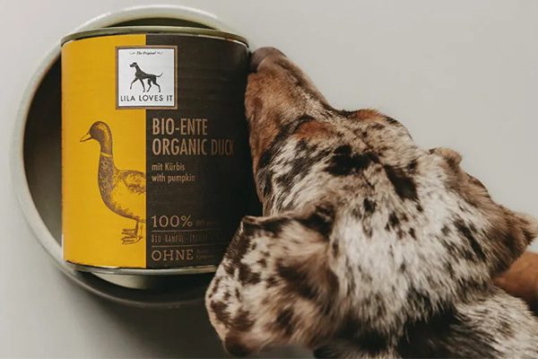 Natvoer-hond-lila-loves-it-blikvoer-hond